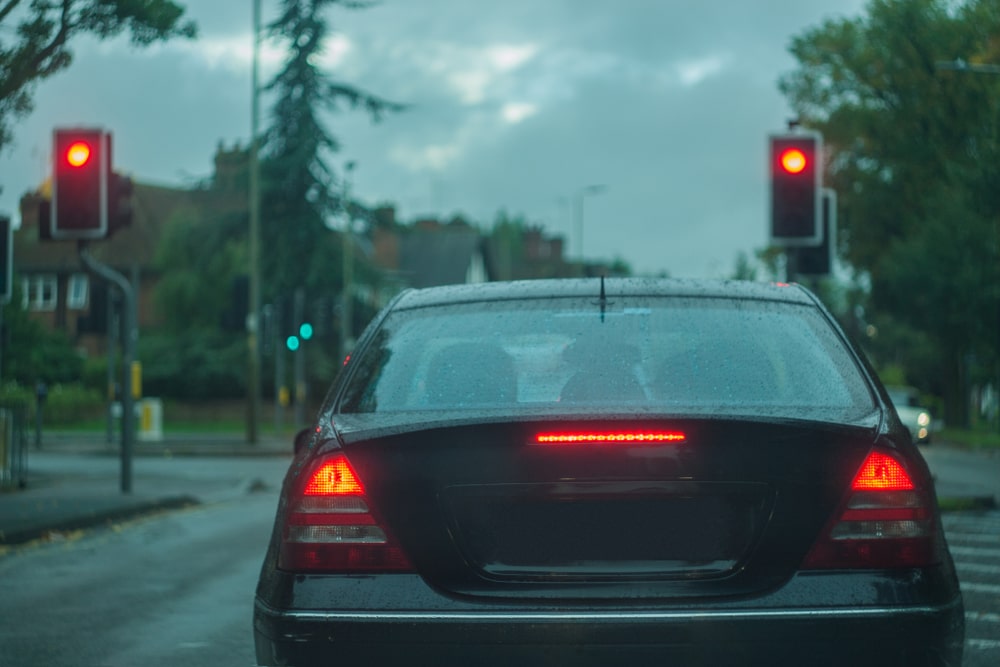 Auto stojące na czerwonym świetle