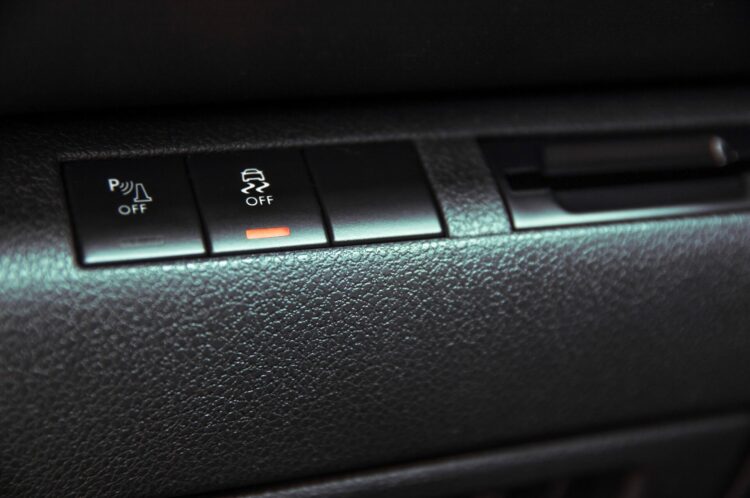 przycisk ESP w samochodzie